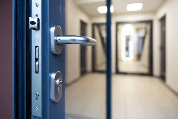 طراحی تجربه کاربری (UX) و امنیت سایبری در ساخت پورتال امن برای دفاتر ترجمه رسمی در کرمانشاه - قفل درب مدرن و امنیت