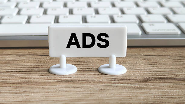 تابلوی کوچک با متن تبلیغات، نمادی از اهمیت استراتژی دیجیتال مارکتینگ و سئو در طراحی سایت D2C برای فروش مستقیم مبلمان