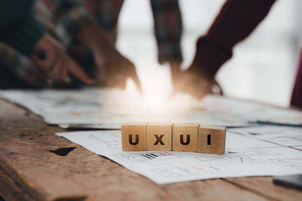 نمای نزدیک از توسعهدهنده UX و طراح UI در حال طوفان فکری برای طراحی وایرفریم رابط کاربری - طراحی تجربه کاربری، وبسایت فروشگاهی، قیمت طراحی وبسایت
