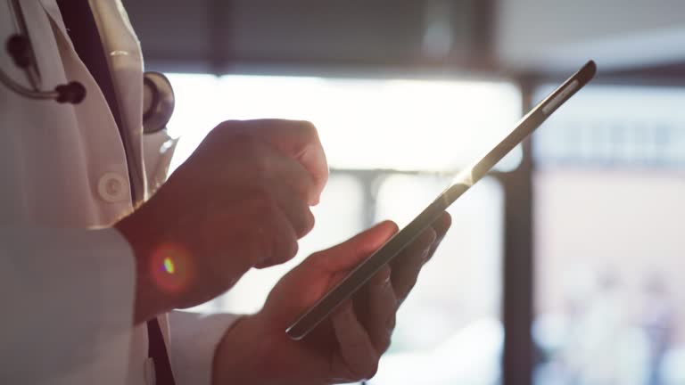 پل سلامت از ارومیه به همسایگان: نقشه راه سئو دوزبانه و ساخت پورتال بیمار برای برندینگ دیجیتال کلینیکهای تخصصی - پزشک در بیمارستان مدرن در حال استفاده از تبلت دیجیتال