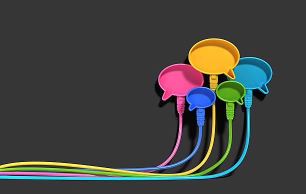 آیکونهای حبابهای گفتوگو رنگارنگ با کابلهای شبکه، نمادی از ارتباط و شبکهسازی دیجیتال مارکتینگ آموزشی