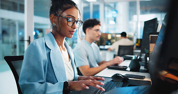 برنامهنویسان و محققین در حال طراحی اپلیکیشن و UX برای پورتال B2B - سئو پورتال B2B، طراحی وبسایت در ایران