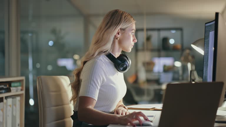 ویرایشگر ویدئو و عکس در حال کار بر روی بهینهسازی تصاویر برای وبسایت آتلیه عکاسی و بهبود سئو تصویری در سنندج