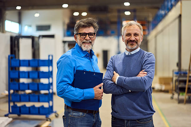 تیم متخصص پینو سایت در حال تحلیل استراتژی برندینگ دیجیتال پوشاک