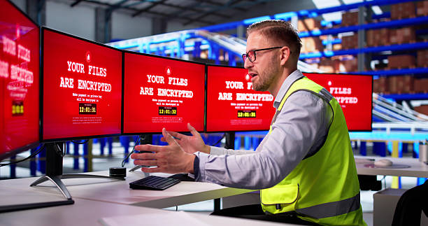 مردی گیج روبروی صفحه نمایش - تضمین تجارت ۲۴ ساعته در بندر بوشهر، نقش حیاتی پشتیبانی سایت و امنیت سایبری در برندینگ دیجیتال شرکتهای لجستیک دریایی