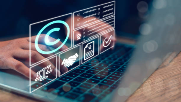 مفهوم حق کپیرایت یا ثبت اختراع: دست فردی در حال استفاده از لپتاپ در یک محیط مجازی، روایت دیجیتال از پایتخت نشر ایران، فروش حق کپیرایت آنلاین، حقوق مالکیت فکری نشر