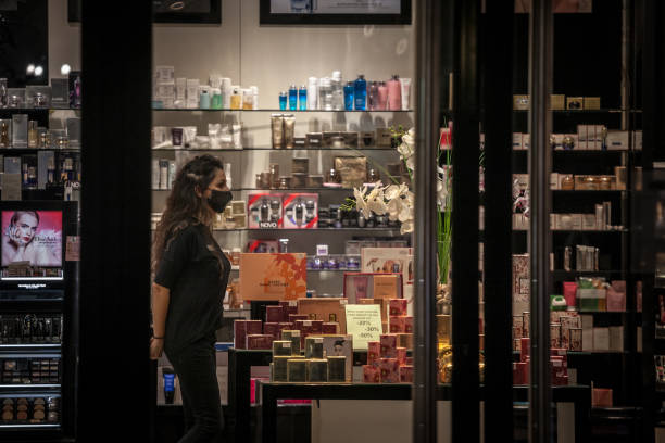 فردی در حال کار با هوش مصنوعی برای بهینهسازی استراتژی دیجیتال مارکتینگ و تجربه کاربری (UX) فروشگاه عطر آنلاین در کیش