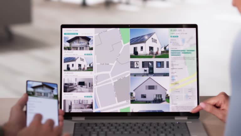 خانواده در حال جستجوی آنلاین برای خرید ویلا لوکس