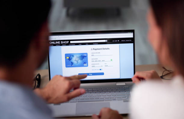 زوجی در حال خرید و محاسبه آنلاین قیمت کفپوش در یک وبسایت فروشگاهی طراحی شده توسط پینو سایت