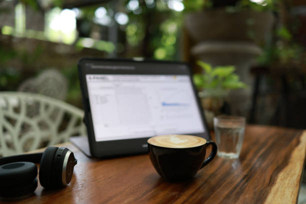 فضای دنج کافی شاپ رشت و تبلت با منوی دیجیتال برای بهینه سازی تجربه کاربری (UX) و افزایش فروش