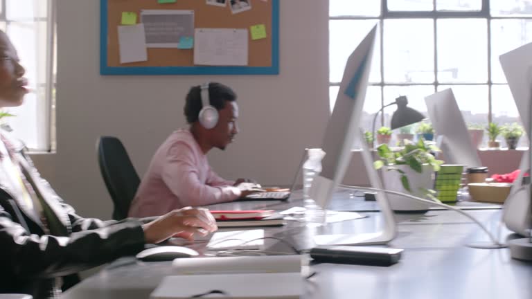 تیم بازاریابی خلاق در حال کار بر روی استراتژی های دیجیتال مارکتینگ پوشاک - نقشه راه دیجیتال مارکتینگ و ساخت پورتال B2B