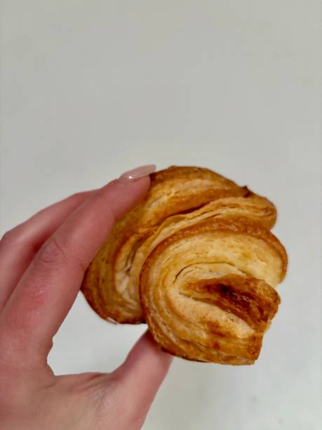 کرواسان و شیرینی تازه به عنوان نمادی از محصولات با کیفیت قنادی برای فروش آنلاین و دیجیتال مارکتینگ