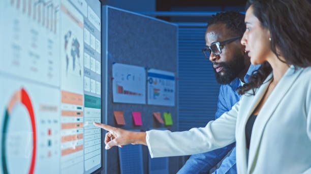 تیم تحلیل داده در حال بهینهسازی استراتژی دیجیتال مارکتینگ با CRM هوشمند و هوش مصنوعی