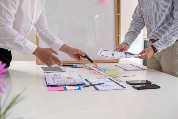 تیم پینو سایت در حال بررسی استراتژی سئو معماران