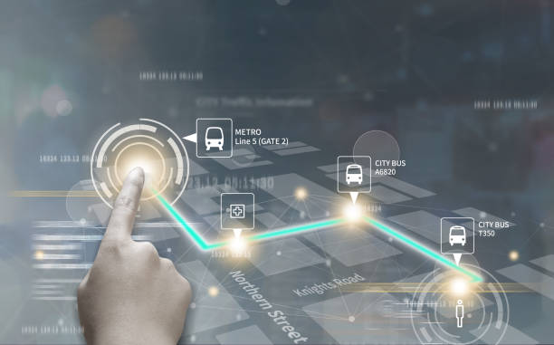نمایشگر دیجیتال و کاربر در حال تعامل با فناوریهای پیشرفته در سیستم لجستیک هوشمند و اینترنت اشیا برای حملونقل قزوین - پینو سایت