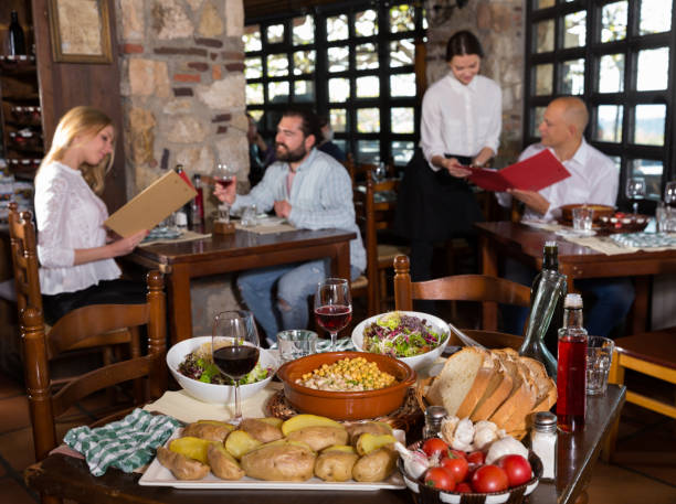 میز غذای سنتی یزدی با شیرینی و غذاهای محلی - سئو تصویری رستوران سنتی برای جذب توریست