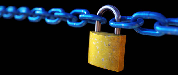 قفل زرد کثیف و زنجیر فلزی آبی روی پسزمینه سیاه، نمادی از امنیت و اتصال در زنجیره تأمین - امنیت سایبری زنجیره تأمین، حفاظت زنجیره تأمین دیجیتال در قطب خودروسازی و راهنمای امنیت پورتال B2B