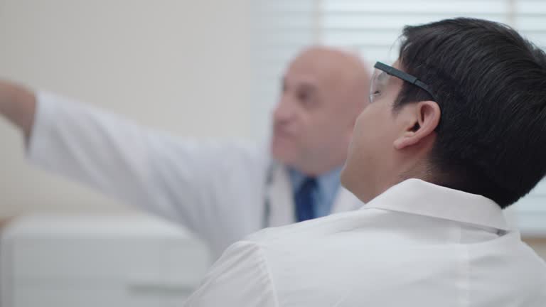 فراتر از زیبایی در پایتخت سلامت ایران: استراتژی بهینهسازی تجربه کاربری (UX) و مشاوره دیجیتال مارکتینگ برای کلینیکهای پوست و مو در شیراز - دکتر در حال گفتگو با بیمار در مورد درمان