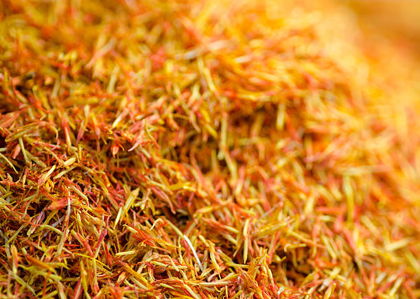 زعفران خشک شده طلایی در بازار، تمرکز انتخابی - تضمین اصالت و کیفیت زعفران از مشهد و نقش پشتیبانی سایت و اینترنت اشیا در برندینگ دیجیتال صادرکنندگان