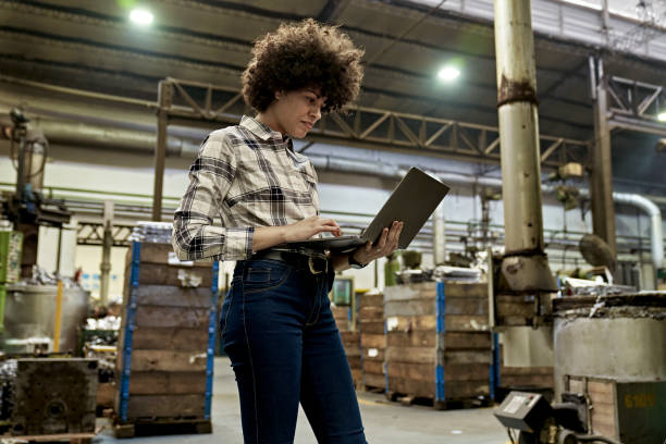 کارخانجات ریختهگری و استفاده از تکنولوژی در کارگاه - اپراتور در حال کار با لپتاپ