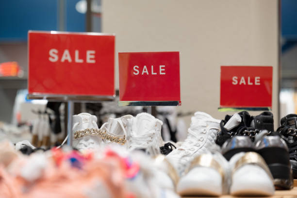 بنر تبلیغاتی برای فروش کفش با قیمت پایین، نشاندهنده رقابت در بازاریابی دیجیتال تولیدی کفش تبریز