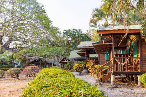 نمونه اقامتگاه بومگردی با رویکرد گردشگری پایدار و معماری پایدار