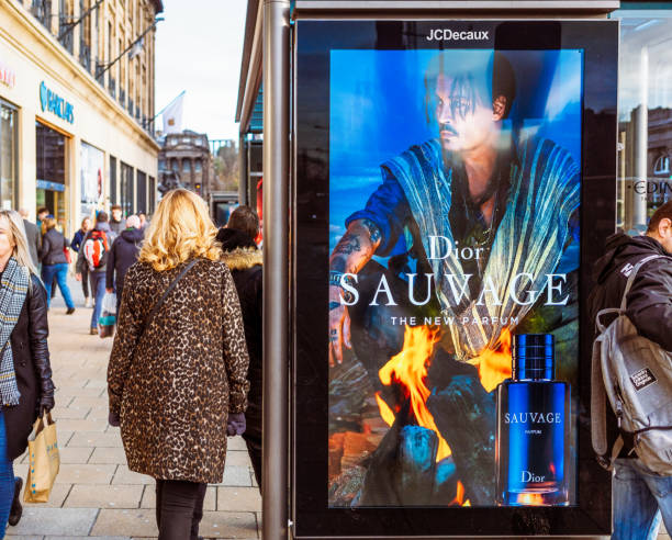 تبلیغات Dior در خیابان، نمادی از بازاریابی عطر و برندسازی