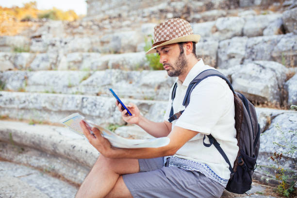 افزایش فروش تور زیارتی - توریست با نقشه در حال کاوش