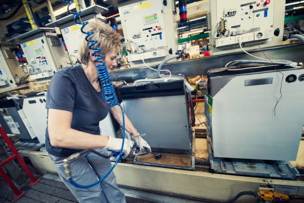 تیم داخلی کارخانه لوازم خانگی در حال کار با ابزارهای سئو و دیجیتال مارکتینگ