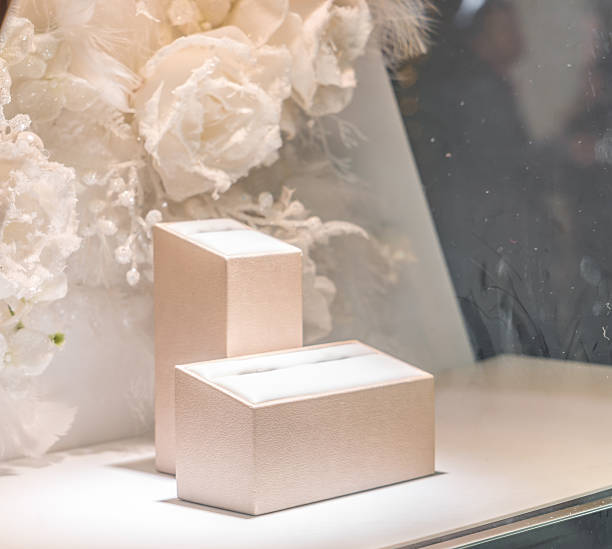 درخشش در بازار عروسی شیراز - نمایش یک ویترین جواهرات لوکس و خالی