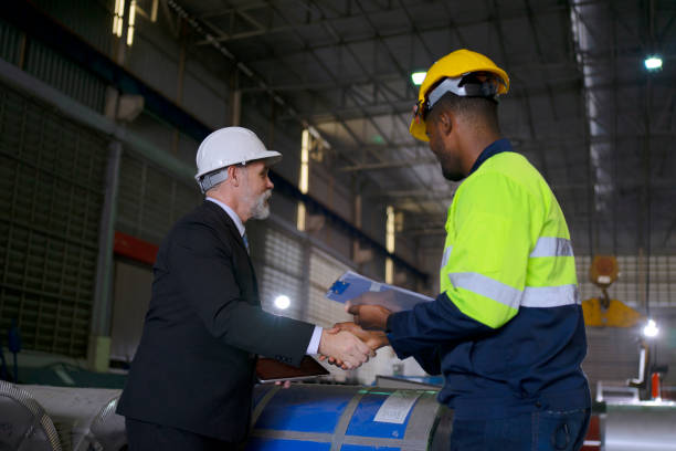 مهندس در کارخانه فلزات - جذب قراردادهای بزرگ صنعتی و بازاریابی صنعتی دقیق برای کارگاههای تراشکاری اراک