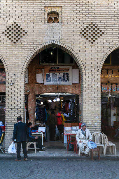 دو مرد در خیابان اربیل در حال نوشیدن چای - درک فرهنگ بازار محصولات کشاورزی عراق برای تجارت با عراق و صادرات محصولات کشاورزی از کرمانشاه