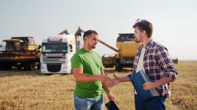 دو شریک تجاری در حال دست دادن در مزرعه، نمادی از اعتماد و افزایش قراردادهای B2B ناشی از شفافیت لجستیک