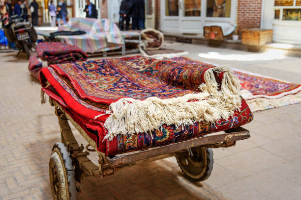 بخش قالی و گلیم تبریز در بازار سرپوشیده تبریز، آذربایجان شرقی، ایران: نمادی از غنای قالی ایرانی و پتانسیل صادرات