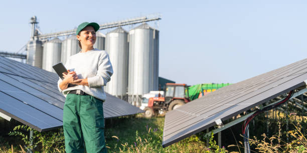 کشاورز زن با تبلت در مزرعه خورشیدی، تضمین برداشت هوشمند در مزارع مازندران