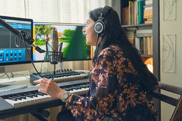 مهندس صدای زن در حال کار بر روی پسا تولید یک پروژه موسیقی، نمادی از تخصص و حرفهایگری در استودیوی ضبط موسیقی رشت