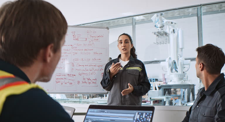 تیم بازاریابی صنعتی در حال برنامهریزی استراتژی دیجیتال مارکتینگ