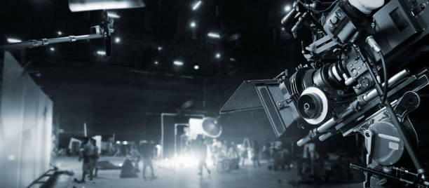 تیم فیلم در پشت صحنه ساخت آگهی تلویزیونی و فیلم - استراتژی جامع سئو و برندینگ دیجیتال برای جذب هنرمندان جهانی در استودیوهای ضبط