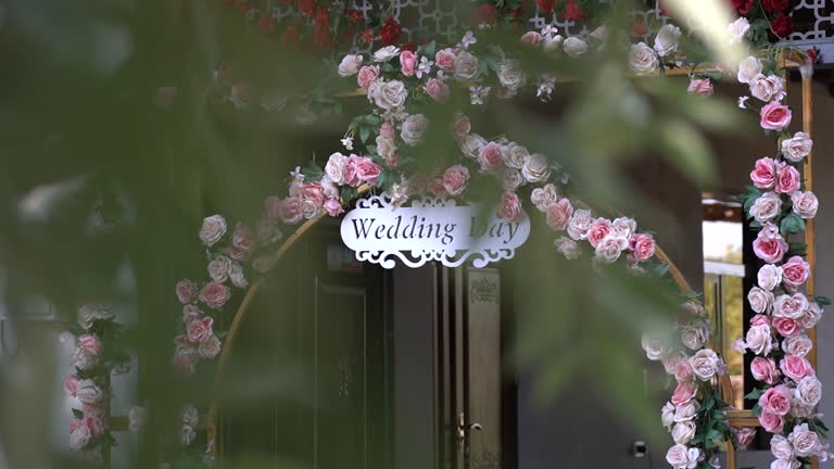 دروازهای زیبا و گلآرایی شده، نمادی از ورود به دنیای جدید ازدواج دیجیتالی و تحول خدمات دفاتر ازدواج در قم