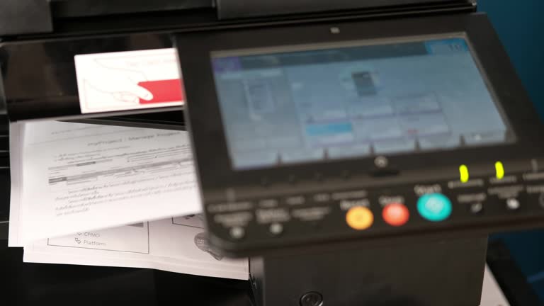 تصویر دستگاه فتوکپی در حال چاپ اسناد برای یک چاپخانه با نرم افزار حسابداری یکپارچه و پشتیبانی سایت