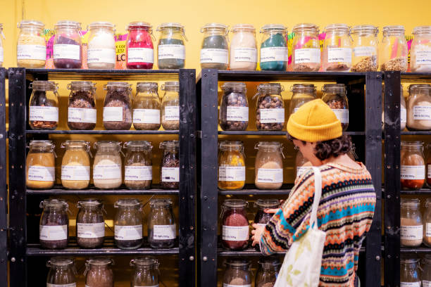 فرد میانسال خاورمیانهای در حال خرید مواد غذایی با کیسه قابل استفاده مجدد - بازاریابی هدفمند برای جهان عرب