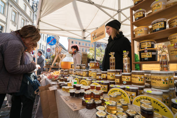 تصویری از بازار سنتی عسل در اردبیل، نشاندهنده اصالت و کیفیت محصولات برای فروش مستقیم عسل آنلاین