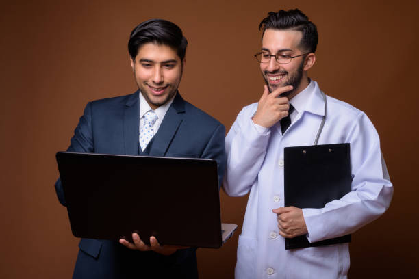 دو شریک تجاری در زاهدان در حال بررسی استراتژی تجارت شرقی دیجیتال - CRM کارگزاران گمرکی، سئو دوزبانه فارسی اردو