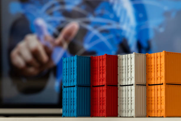 کشتی کانتینربر در حال حمل بار در یک بندر بینالمللی، نمادی از تجارت جهانی و صادرات – بازارهای جهانی سیر، برندینگ دیجیتال صادراتی، طراحی وبسایت