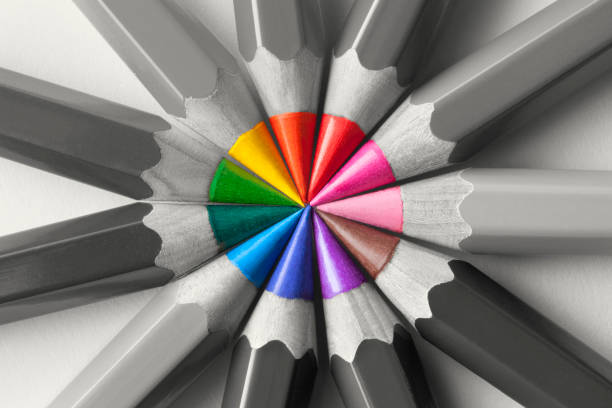 مدادهای خاکستری با نوکهای رنگی، نمادی از خلاقیت و ابزارهای متنوع برای استراتژی دیجیتال و برندینگ