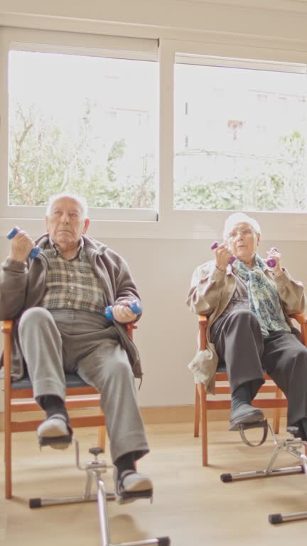 سالمندان در حال ورزش گروهی در آسایشگاه، بیانگر اهمیت خدمات مراقبت در منزل و برندینگ دیجیتال در حوزه پرستار سالمند
