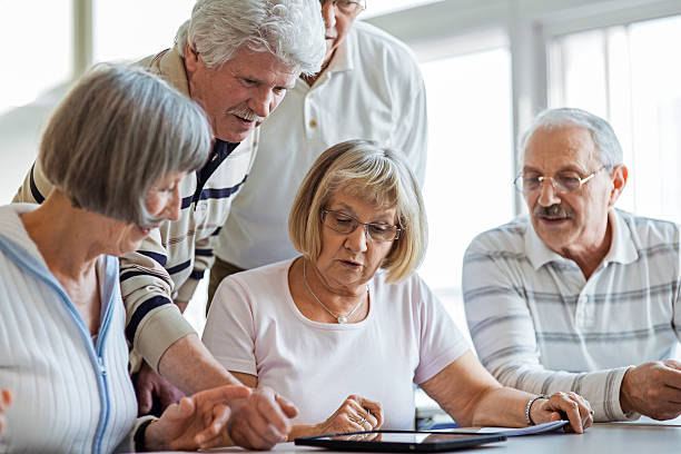 اعضای یک جامعه آنلاین وفادار در حال تعامل با محتوای برند