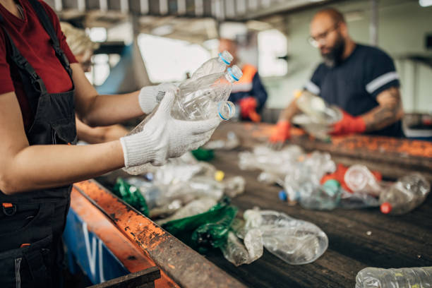 گروهی از کارگران در مرکز بازیافت که نمادی از نیروی کار ماهر در صنعت هستند برای رفع شکاف مهارت صنعت اهواز