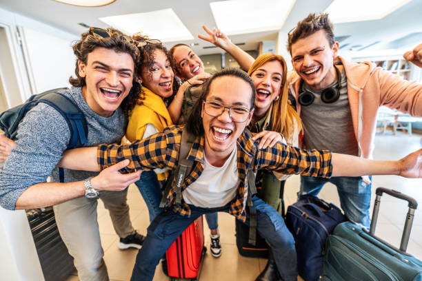 گروهی از دوستان جوان در حال جستجو برای رزرو آنی ویلا با اپلیکیشن PWA - طراحی سایت PWA و دیجیتال مارکتینگ برای اجاره ویلا