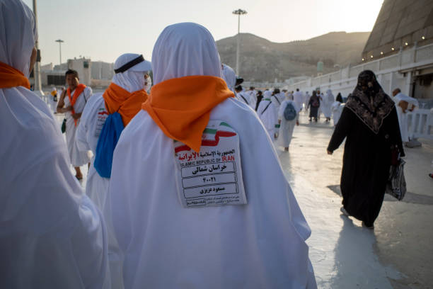 جذب زائران عرب در مشهد ۱۴۰۵ - زائران عرب در حال زیارت حرم امام رضا (ع) - نقش ساخت نرم افزار مدیریت هتل و سئو دوزبانه در موفقیت برندینگ دیجیتال